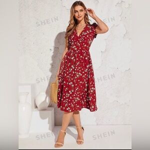 "Classic dress with floral print and pockets."